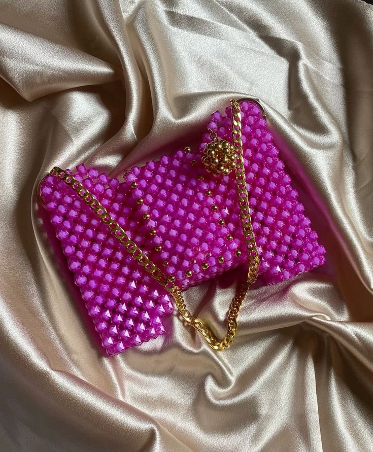 Butterfly beaded bag available as seen and in all colors 

Price:20k

Location:IBADAN