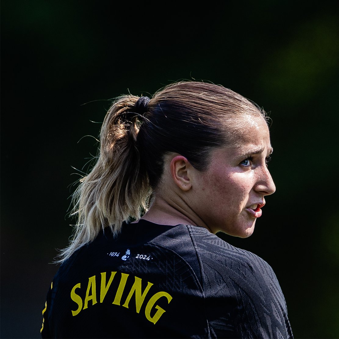 Krya på dig, Felicia!

Under ett träningspass den 28 juli skadade sig AIK:s 22-åriga mittfältare Felicia Saving. Det har nu konstaterats att det rör sig om en korsbandsskada, vilket innebär en kommande operation och därefter en längre rehab.