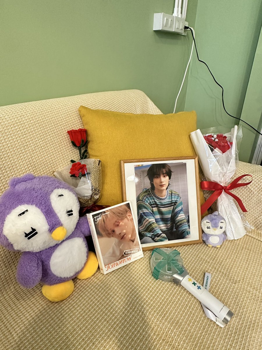 See ya tomorrow เด้อ ~

Birthday Project #hueningkai #휴닝카이 #TXT 
โปรเจคคาเฟ่วันเกิด ฮยูนิงไค - txt 
เจ้าชายในสวนกุหลาบสีแดง ✨🌹 #PetalsForKai 

🍰09-14 Aug 25
📍mawaraflowerchiangmai - thailand 

#HAPPYHUENINGKAIDAY
#HUENINGKAIDAY

#แผงลอยโมอา