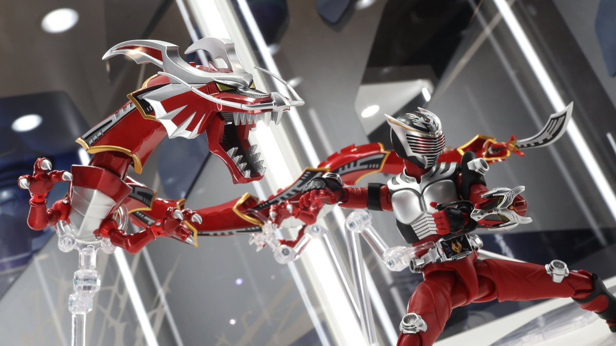 S.H.Figuarts
ドラグレッダー

龍騎付属のドラグクロー等のメタリックレッドとは異なる劇中の赤を再現している印象