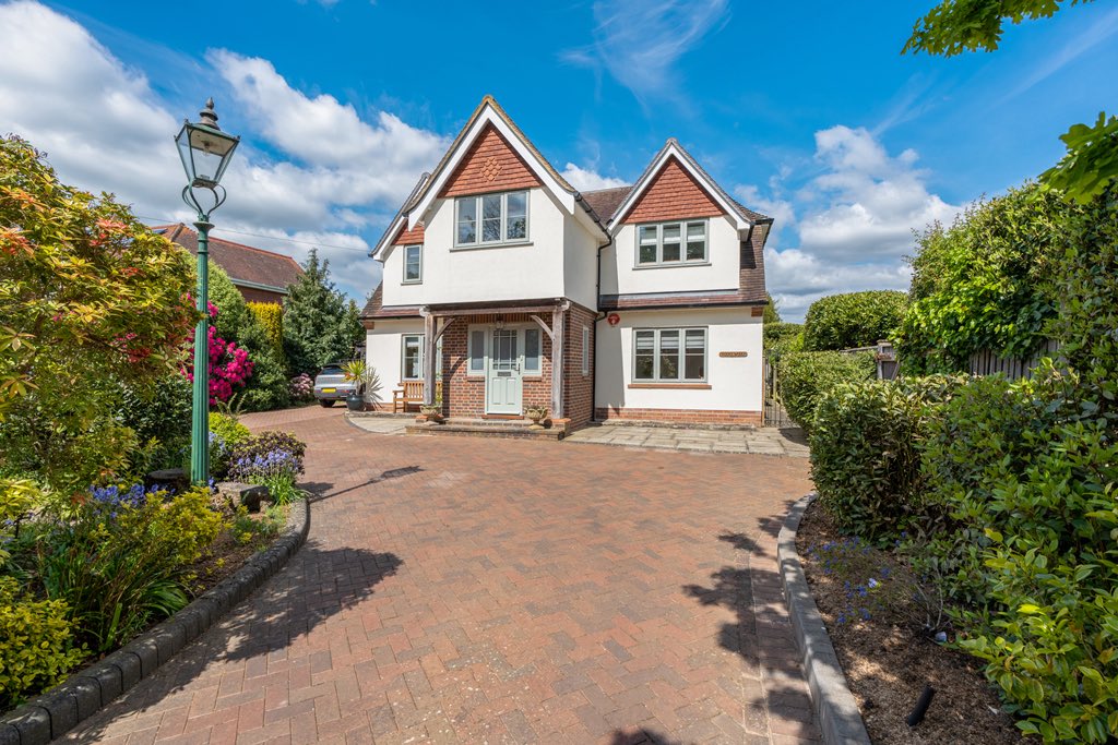Get that Friday feeling! 😍
🏡 4 bed house
🍽️ Open-plan kitchen/family room 
🪴 Landscaped garden with fitness room
🛥️ Close to the High St and marinas
🚗 Ample parking + garage

📥 DM to arrange a viewing today!

#lymington #newforest #property