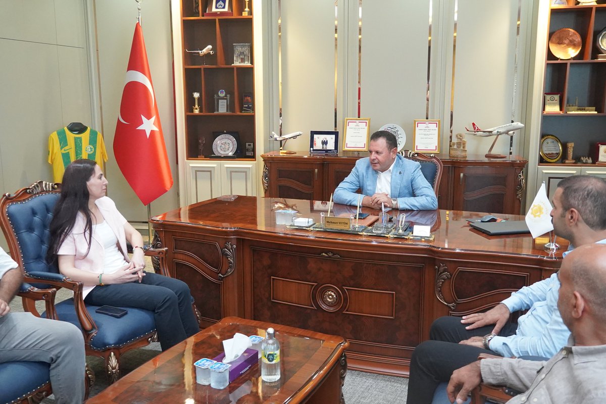 📍 Ziyaret
DEM Parti Şanlıurfa İl Eşbaşkanları Ayşe Sürücü ve Nihat Demirbilekli beraberlerindeki heyet ile Yönetim Kurulu Başkanımız Mehmet Yetim’i makamında ziyaret etti.

Yönetim Kurulu Üyelerimiz Sn. Sabri Akaltun, Sn. Ahmet Önkol, Sn. Ömer Fırat ve Meclis Üyelerimiz Sn.