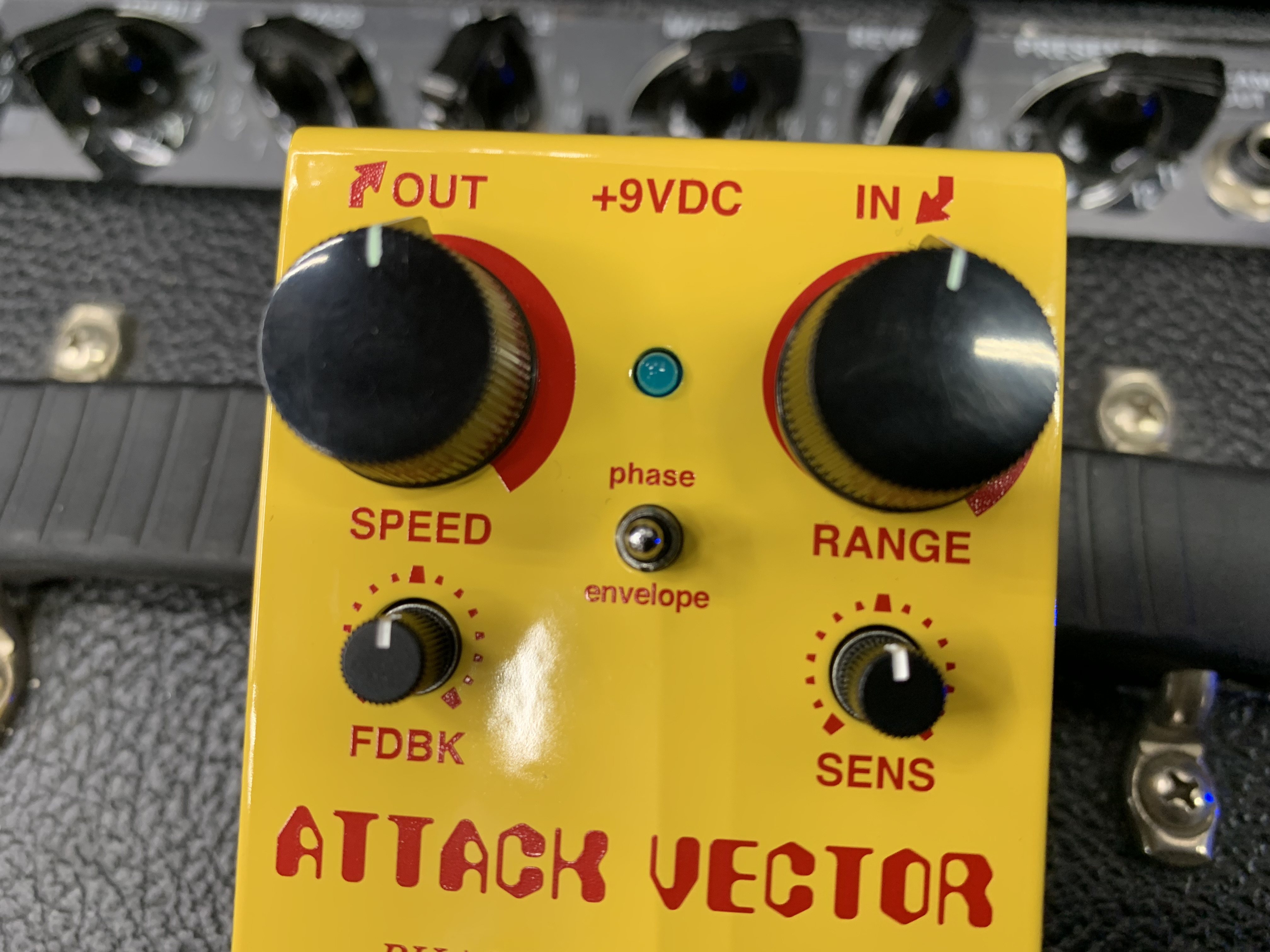 WAY HUGE ATTACK VECTOR フェイザー　フィルター Way Hugeより、フェイザーとエンベロープ・フィルターを一体化