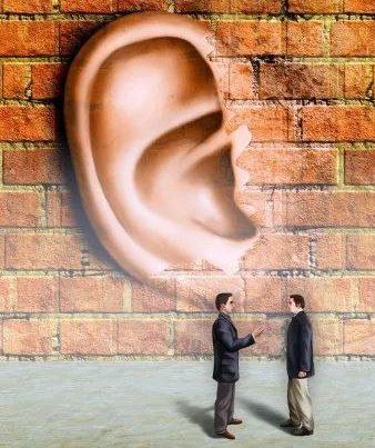 खाने में कोई जहर घोल दे,
तो एक बार उसका इलाज है।
लेकिन कान में कोई जहर घोल दे,
तो उसका कोई इलाज नहीं है.....
━━━━✧❂✧━━━━