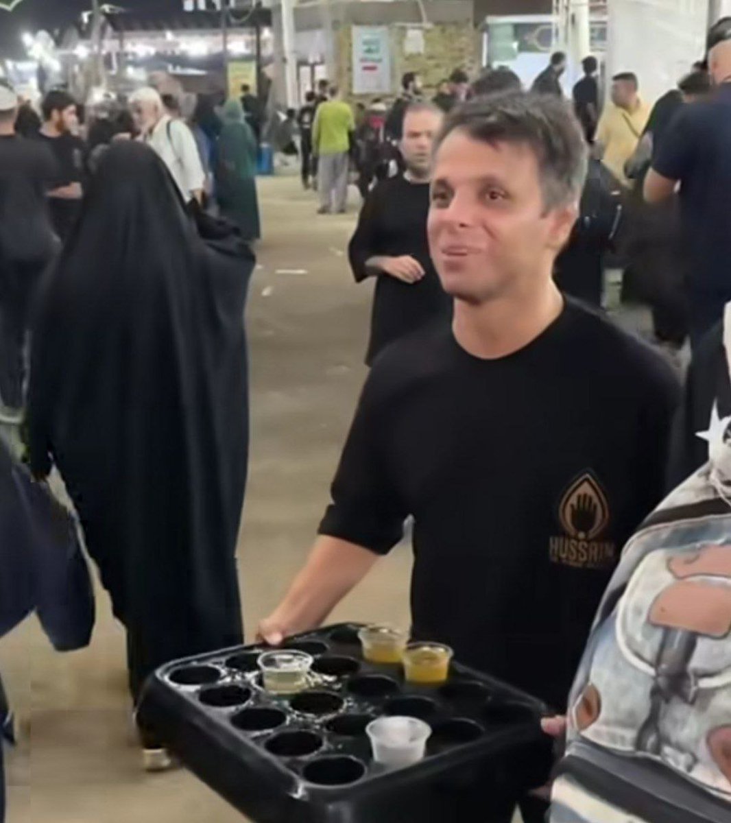 سرمربی تیم ملی کشتی فرنگی هم که باشی؛ عشقِ حسین(ع) ضربه فنیت میکنه :)