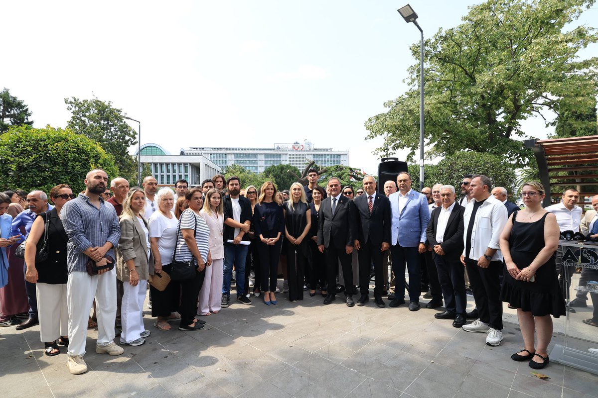 Evlerinde sandalyeleri boş, sofralarında bir tabak eksik…

Aile Dayanışma Ağı’nın ikinci buluşmasında, Saraçhane Parkı’ndaydık.

Tutuklu yol arkadaşlarımızın aileleriyle birlikte, onların özgürlüğü ve adalet arayışımız için ses yükselttik.

Bu zulüm sona erecek. Sabır ve