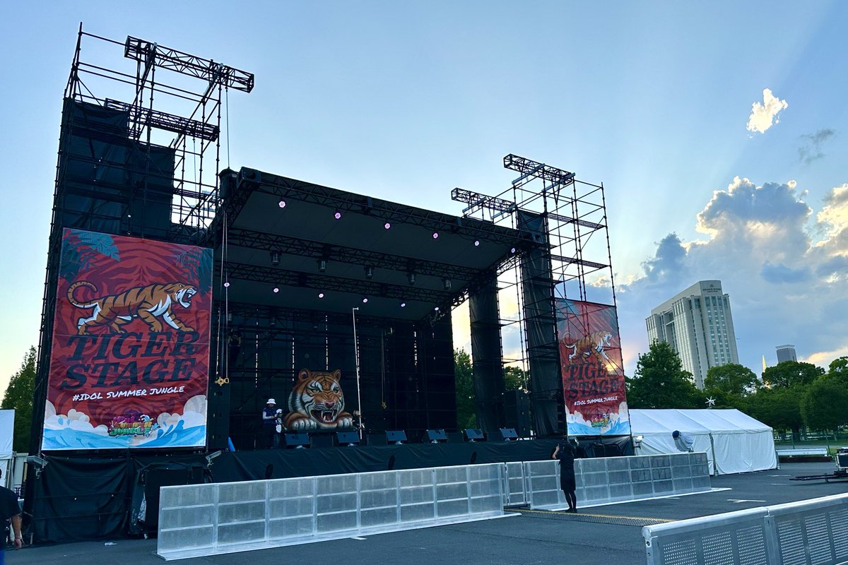 samajan_idol's tweet photo. ／
🐅🐅🐅🐅🐅🐅🐅
🔥巨大タイガー出現🔥
🐅🐅🐅🐅🐅🐅🐅
＼

明日から3Days #サマジャン2025🌴☀️
今年の4ステージの様子をお届け🔥

・TIGER🐅
・MONKEY🐒
・SNAKE🐍
・KABUTOMUSHI🐞

最強夏フェスが1日¥4,000で楽しめます🉐✨
https://t.co/oTZcLo39AM https://t.co/RDBdUEq3gT
