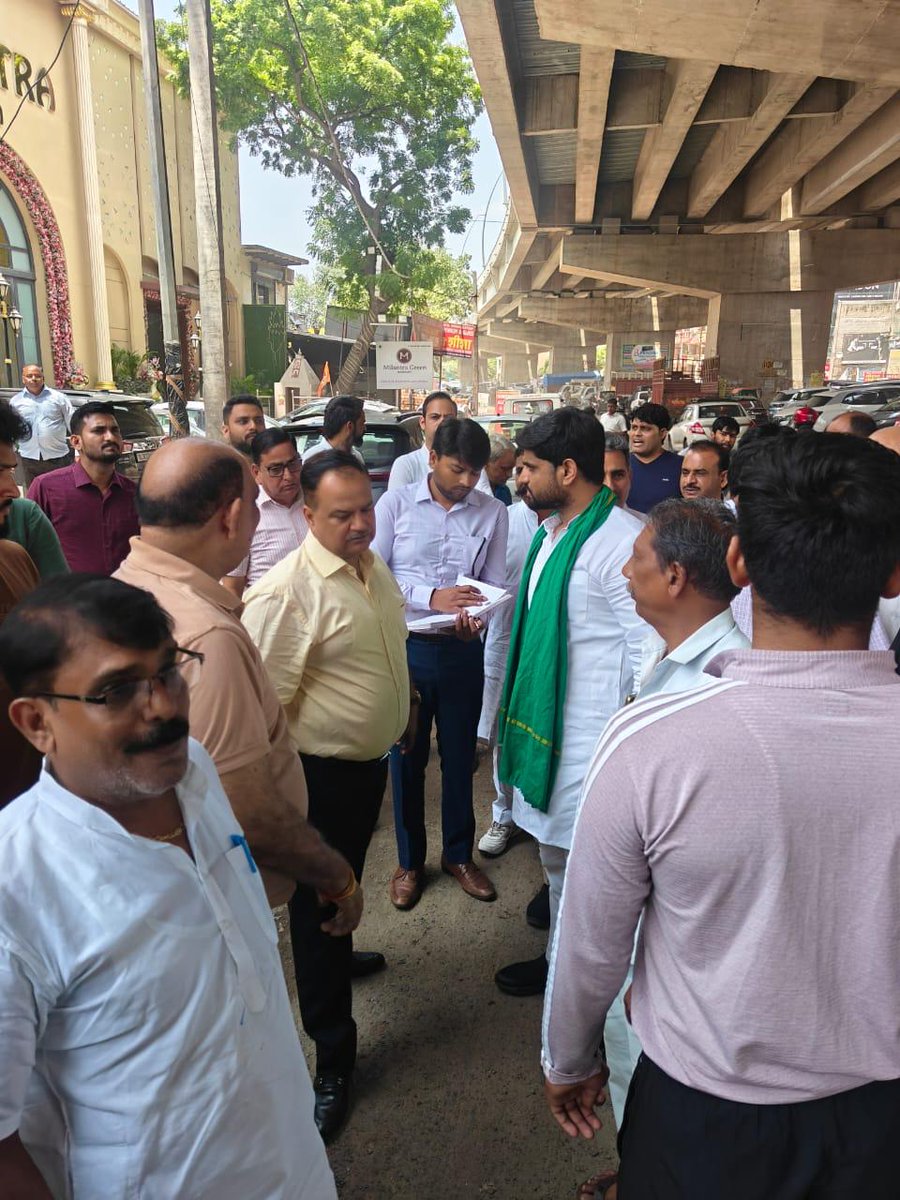 noida_authority's tweet image. आज, दिनांक 08.08.2025 को नौएडा प्राधिकरण के महाप्रबंधक श्री आर.पी सिंह जी (जल) द्वारा ग्राम बरोला का दौरा किया गया, जिसमें जल, सिविल एवं ई एंड एम विभाग की टीमों ने ग्रामवासियों के साथ सहभागिता की गई। इस दौरान ग्राम से सम्बंधित विभिन्न समस्याओं पर विस्तारपूर्वक चर्चा की गई तथा…