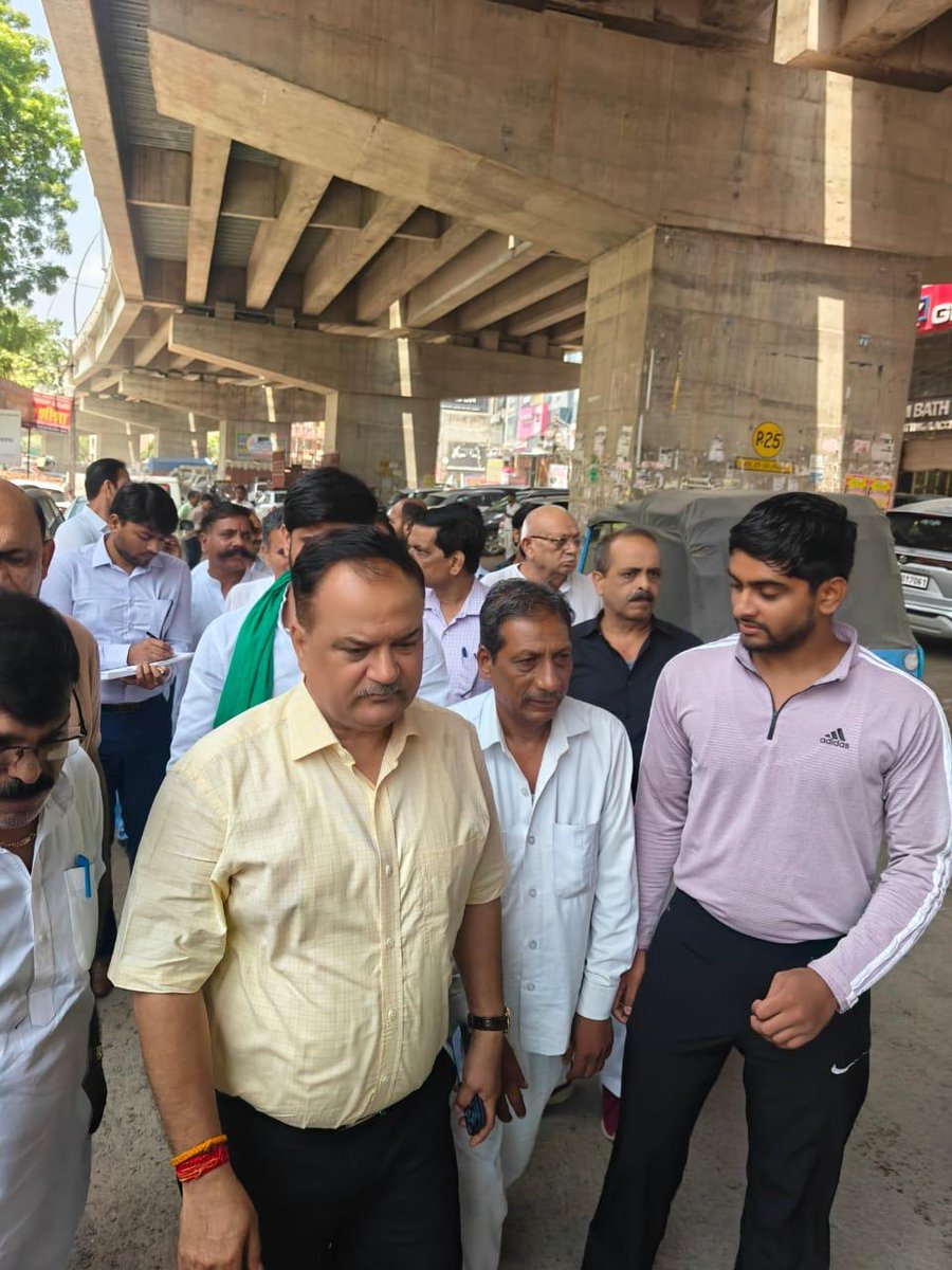 noida_authority's tweet image. आज, दिनांक 08.08.2025 को नौएडा प्राधिकरण के महाप्रबंधक श्री आर.पी सिंह जी (जल) द्वारा ग्राम बरोला का दौरा किया गया, जिसमें जल, सिविल एवं ई एंड एम विभाग की टीमों ने ग्रामवासियों के साथ सहभागिता की गई। इस दौरान ग्राम से सम्बंधित विभिन्न समस्याओं पर विस्तारपूर्वक चर्चा की गई तथा…