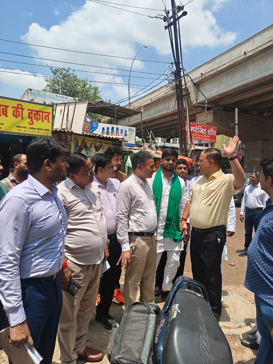 noida_authority's tweet image. आज, दिनांक 08.08.2025 को नौएडा प्राधिकरण के महाप्रबंधक श्री आर.पी सिंह जी (जल) द्वारा ग्राम बरोला का दौरा किया गया, जिसमें जल, सिविल एवं ई एंड एम विभाग की टीमों ने ग्रामवासियों के साथ सहभागिता की गई। इस दौरान ग्राम से सम्बंधित विभिन्न समस्याओं पर विस्तारपूर्वक चर्चा की गई तथा…