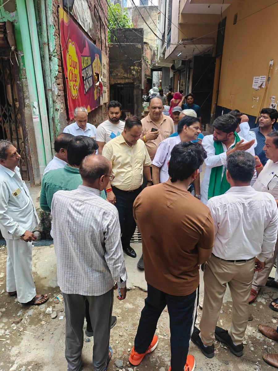 noida_authority's tweet image. आज, दिनांक 08.08.2025 को नौएडा प्राधिकरण के महाप्रबंधक श्री आर.पी सिंह जी (जल) द्वारा ग्राम बरोला का दौरा किया गया, जिसमें जल, सिविल एवं ई एंड एम विभाग की टीमों ने ग्रामवासियों के साथ सहभागिता की गई। इस दौरान ग्राम से सम्बंधित विभिन्न समस्याओं पर विस्तारपूर्वक चर्चा की गई तथा…