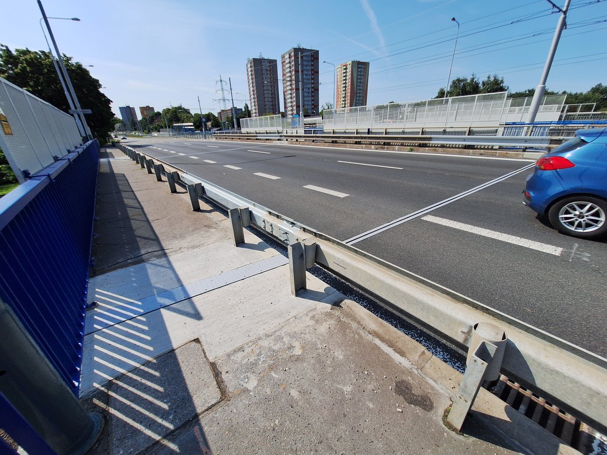 Dokončili jsme také opravu mostu Plzeňské ulice v Ostravě (silnice I/58). Zhruba 4,6 milionu korun stála výměna mostních závěrů + izolací + asfaltu + zábradlí + svodidel + značení. Oba dva průběžné pruhy a jeden odbočovací jsou nyní průjezdné bez omezení.