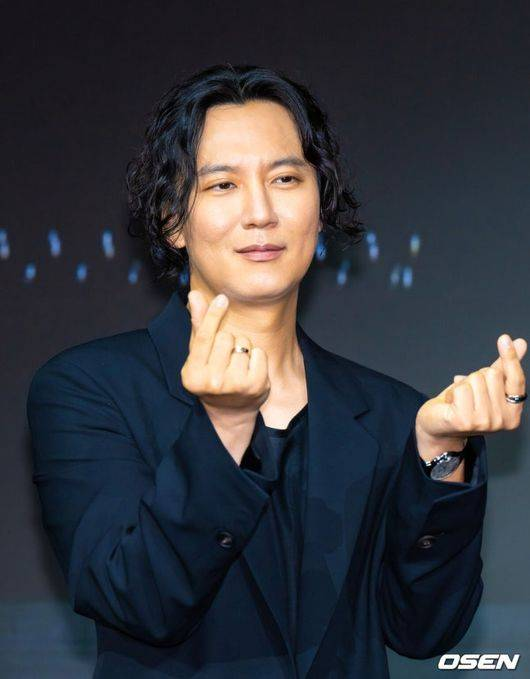 tang__kira's tweet photo. Kim Namgil cerita kalau buat fanmeeting berikutnya, dia berencana ngadain sesi makan bareng dengan para fans. 

Soalnya pas fanmeeting sebelumnya (fanmeeting 5 jam), dia ngeliat ada fans yg muda-muda udah ngantuk... Jadi next time, acaranya bakal panjang tapi ada sesi makan

Lee Eunji: "Kenapa ga sekalian retret?"
Kim Namgil: "Ide bagus tuh"
