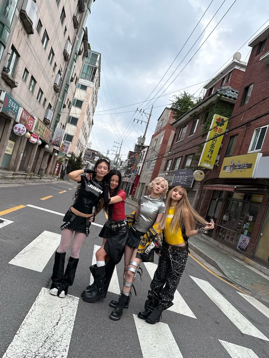 Time flies, right on this day is the celebration of 9 years together with these beautiful ladies. 🖤💗