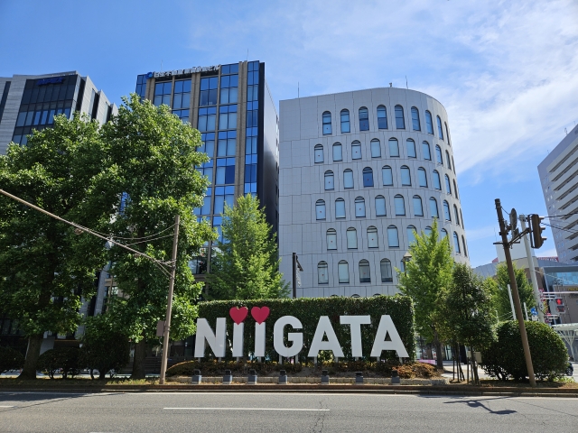 La préfecture de Niigata est connue pour sa neige abondante, ses carpes koi et l’île de Sado.

Elle est située sur la côte ouest du pays, au bord de la mer du Japon. Des montagnes s’étendent le long de la frontière avec les préfectures avoisinantes.

facebook.com/share/p/19bcFz…