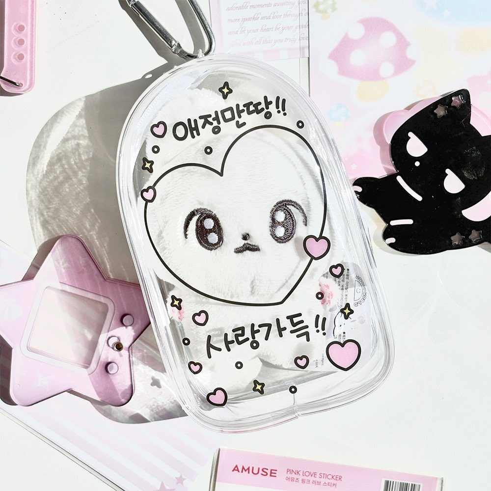 #RT이벤트
인형파우치 무료 나눔 2차♡ ٩(´▽`)۶ ♡

￼🍀클로버 시리즈 재입고
🩷포카 파우치 재입고
🩵포카홀더 재입고
💛신상 포카홀더 출시

홍대 더키월드 매장에
다양한 상품이재입고 됐어요
야무지게 신상품도 출시 완료🫡

기간 : 8/8-8/18
당첨자발표 : 8/19
당첨상품 : 인형파우치 1개