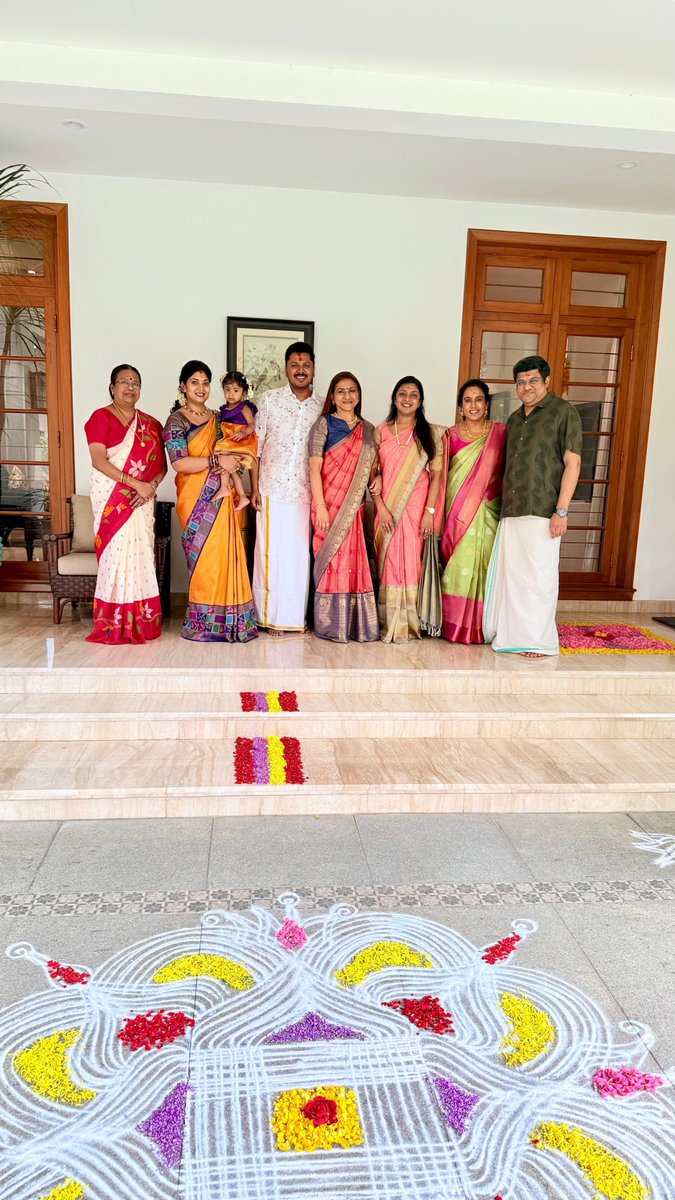 Beenaseematti's tweet photo. A blessed day filled with prayers, traditions, and togetherness
Grateful for these precious moments with family, celebrating the grace of Goddess Varalakshmi and seeking her blessings for prosperity and happiness

#beenakannan #beenakannanofficial https://t.co/NQWRL3JsWn
