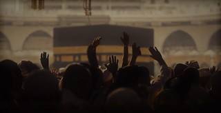 Bu dünya insana gurbettir;
Memleket isteyen Allah’a sığınsın..