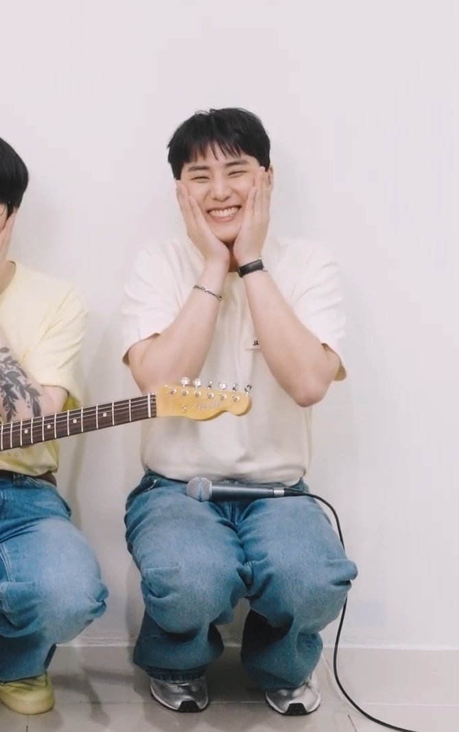 습관성 꽃받침🌷          습관성 귀요미😸