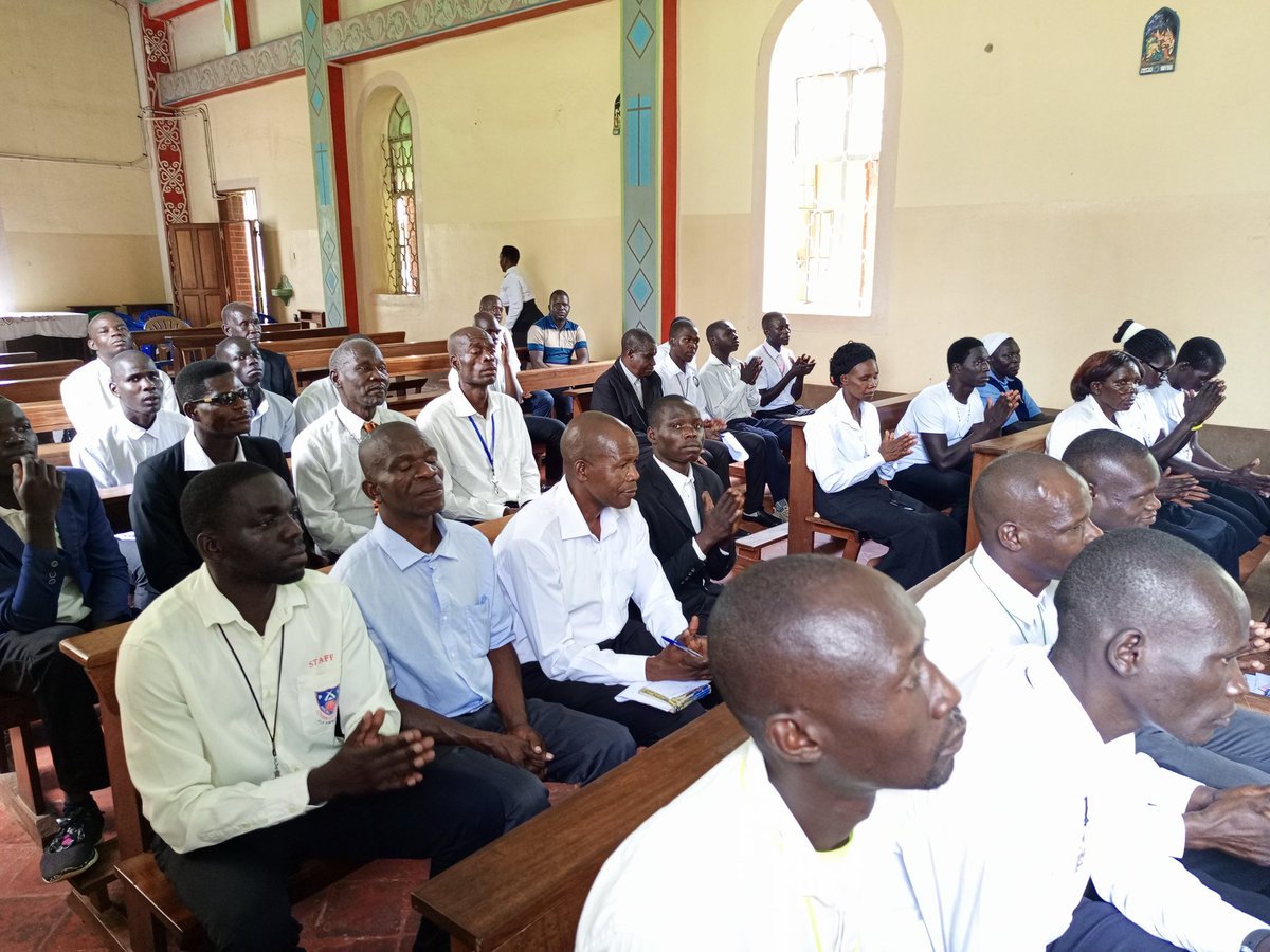 RadioPacisGulu's tweet photo. #HappeningNow
Archbishop Raphael p'Mony Wokorach addresses 37 catechists undergoing training at University of the Sacred Heart Gulu. He challenges them to be passionate about their call because the church in Africa depends on them.
#RadioPacisUpdate
#PeaceOfChristForAll https://t.co/bDB9YYBYpr