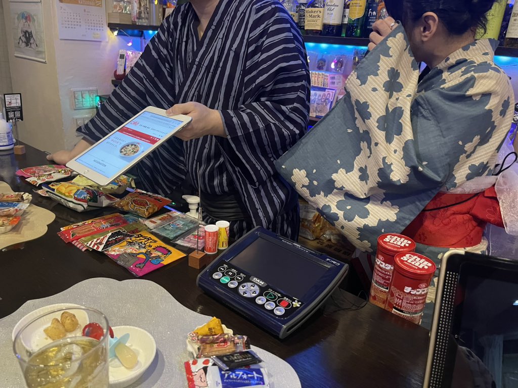 やってまっせ〜
めちゃいいかんじのマスターたちぃサイコウ✨✨

駄菓子もアルヨ

#アニソンバー
#りこす
#浴衣デーやで