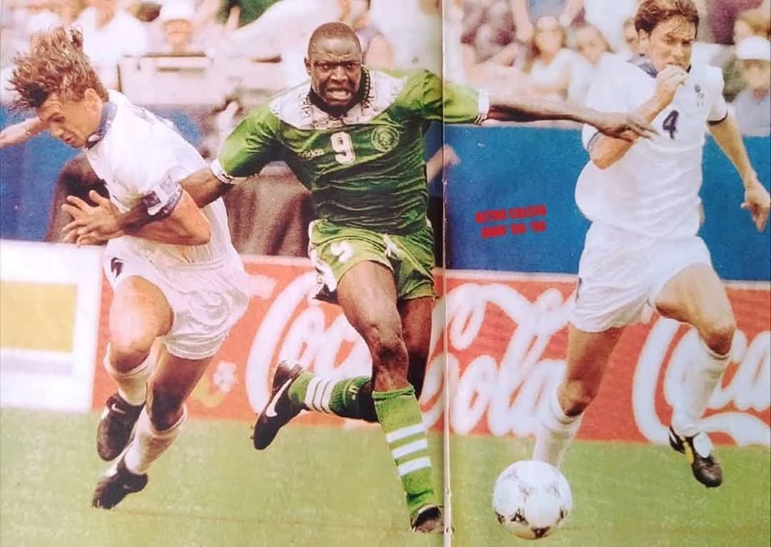 Maldini y Costacurta eran defensores de un nivel superlativo. Es lo que se necesitaba para frenar a Yekini, un auténtico búfalo, imparable en carrera.
Puedes leer la historia completa de Yekini en amzn.to/3L2RGgJ