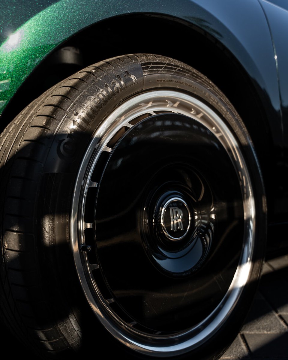 nocarcontext's tweet photo. Rolls-Royce Phantom 💚💚 https://t.co/CjNaFtJ0KN