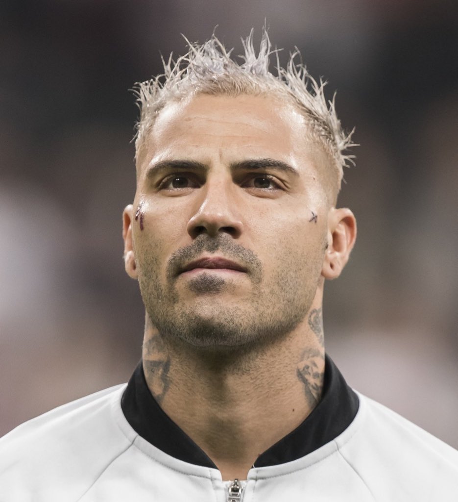 bahsetme kimselere, yaramızda kalsın. sığmadık şehirlere, şiirlere taştık..