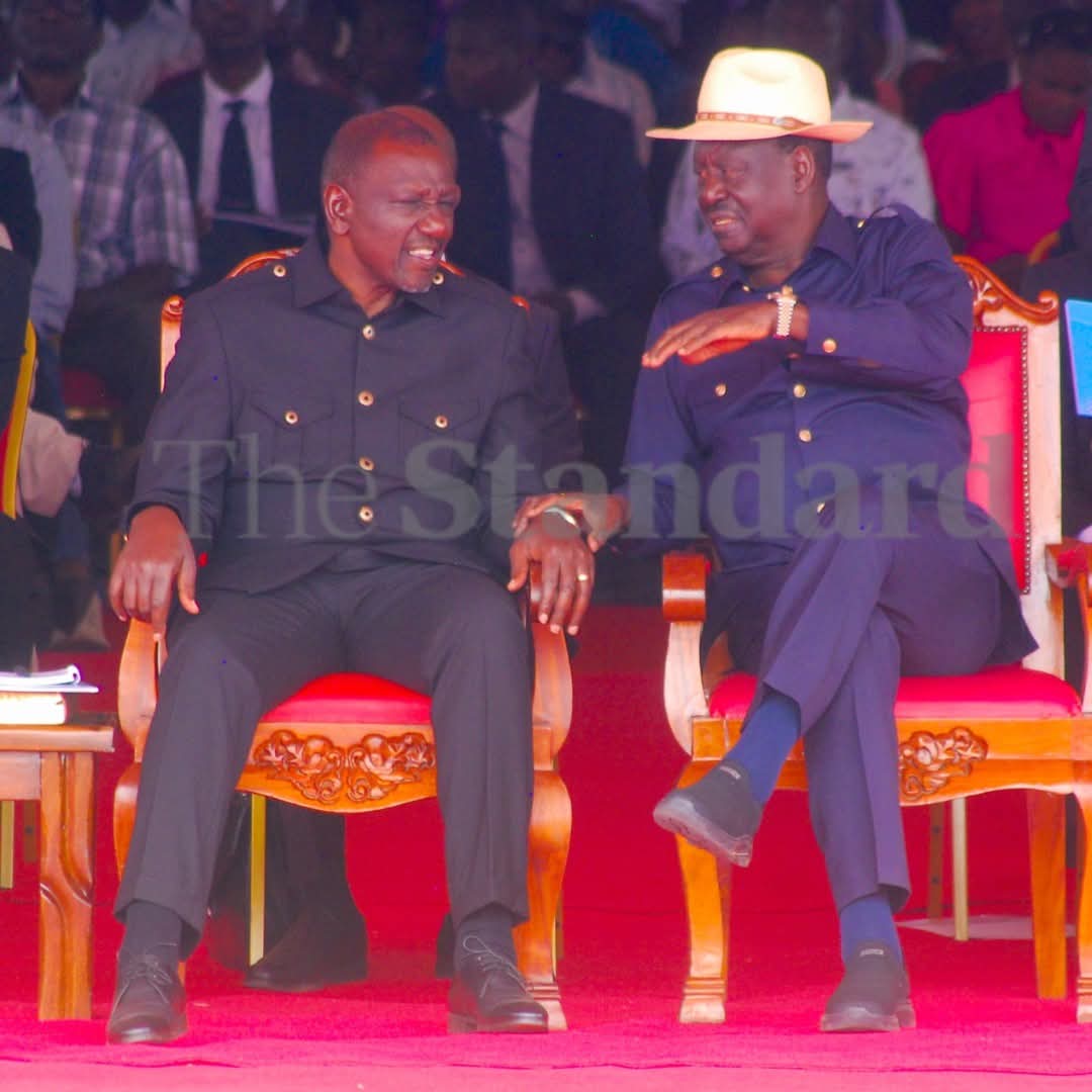 CryptOptcoin's tweet image. Who is the President here?!
#DemokrasiaYetu #DevolutionAt13 Compensation Kila AMREF Somalis #HarambeeStars