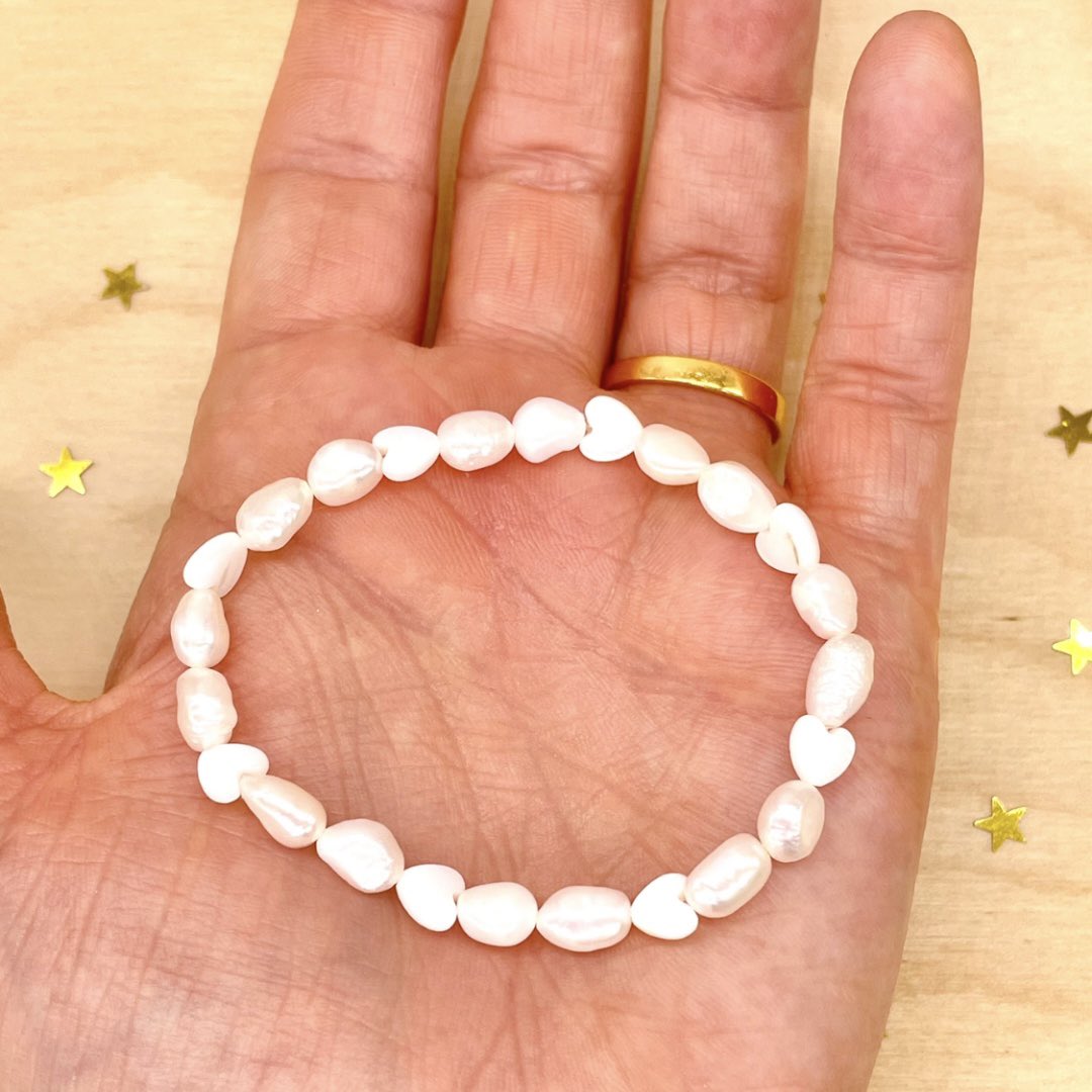 “The world is your oyster: it’s up to you to find the pearls” Freshwater and shell hearts stretch bracelet 🤍

etsy.com/shop/janebprin…

#elevenseshour #SmallBizFridayUK #shopindie #handmadebracelet #etsyfindsoftheday #etsygifts #giftsforher #birthdaygifts #anniversarygifts