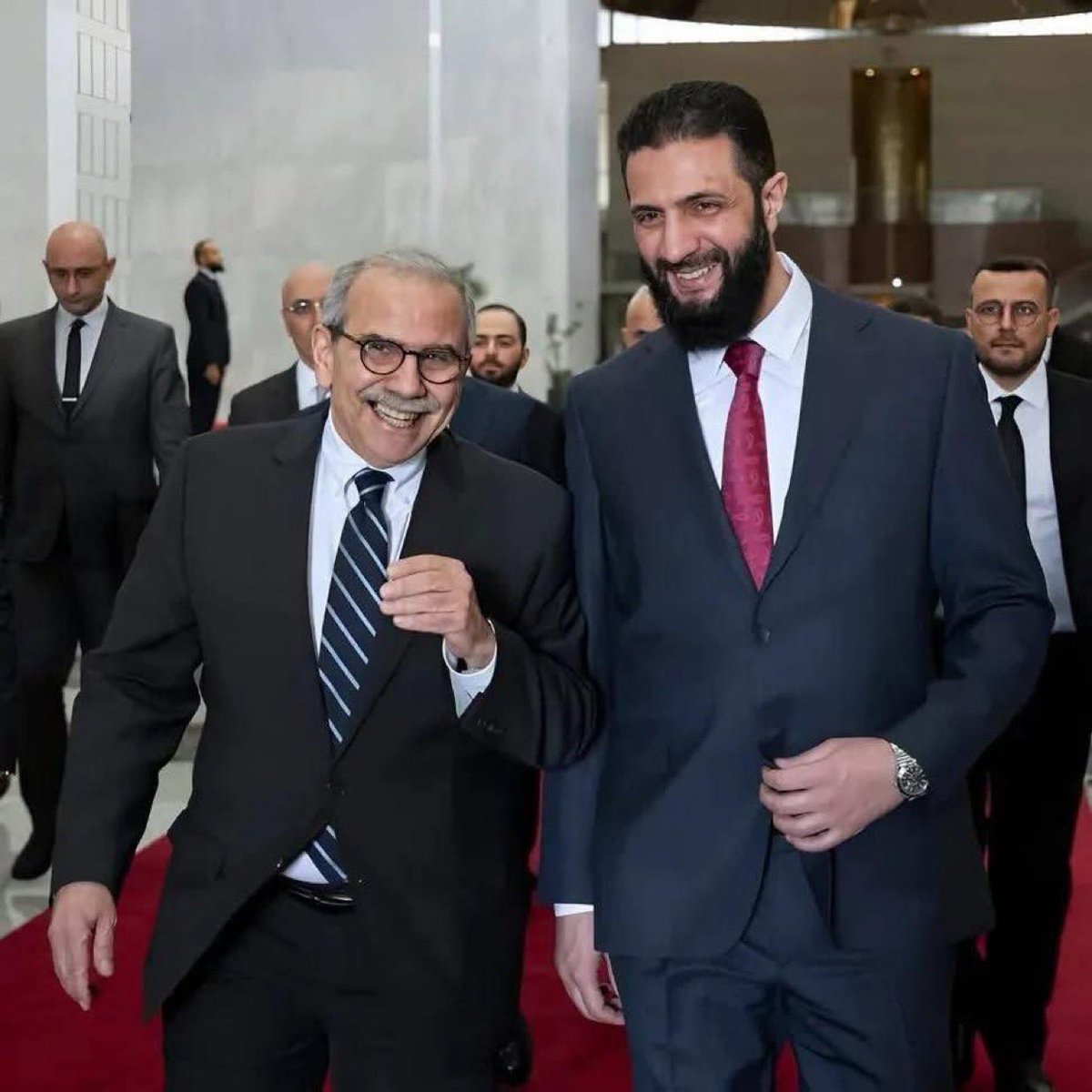 فليشهد التاريخ ان حزب الله استطاع تحرير لبنان من الاحتلال الاسرائيلي ووجد وسيلة ردع اقلها منذ العام 2006 حتى جاء هذا العميل الامريكي يريد ان يجعلها حرب اهلية ثم يعود الى وطنه الأم أمريكا 
#بيروت 
#حزب_الله