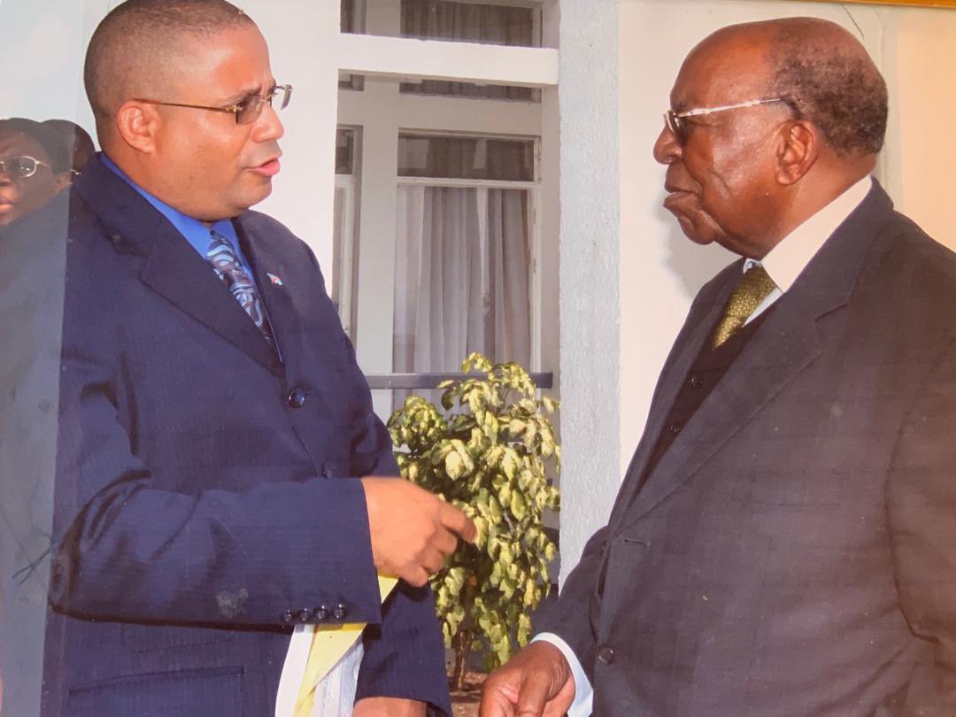 Savez-vous combien de temps le patriarche Antoine Gizenga a-t-il fait dans l'opposition avant de se retrouver au pouvoir ?
One Day.