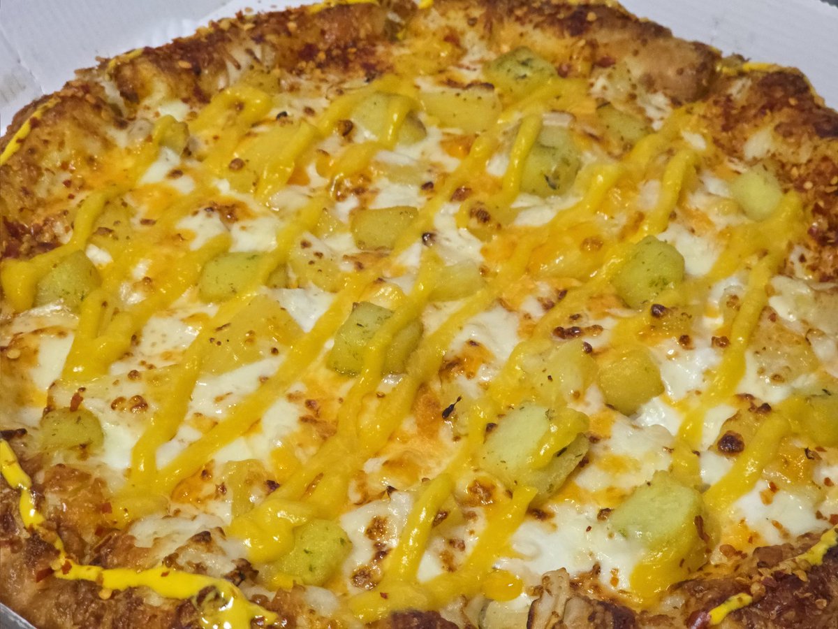 파파존스 신메뉴 멜로우 콘크림 먹어보았다. 크루아상 크러스트 먹어볼까 하다가, 피자가 달달할 것 같아서 스파이시 치즈롤로 주문함. 일단  파인애플이 들어가서 불호인 사람들은 있을듯. 나쁘진 않았으나 다른 메뉴에 비해 특징이 있나? 하면 그다지.. 아이리쉬