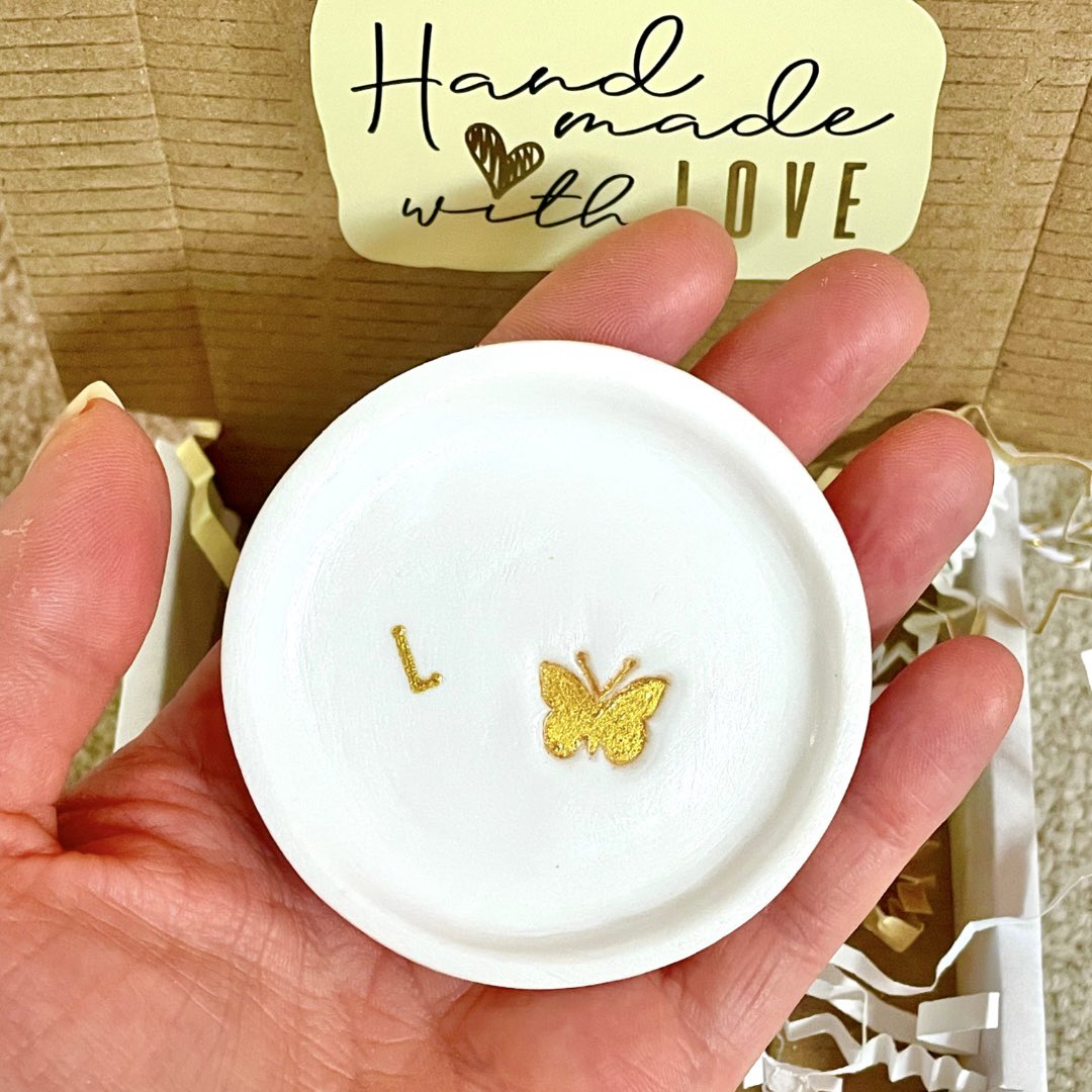 Gold butterfly handmade ring dish, with a personalised initial 💛🦋

etsy.com/shop/janebprin…

#elevenseshour #shopindie #etsygifts #handmadegift #BirthdayGift #giftsfordaughter #SmallBizFridayUK