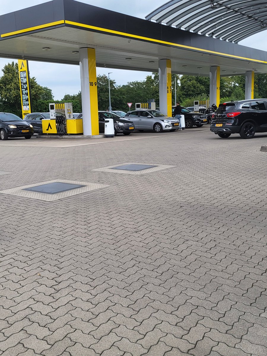 Vanmorgen weer even naar #Duitsland boodschappen gedaan en shag gekocht. Bij #Kaufland kon je over de #Nederlandse koppen lopen en stond de parkeerplaats helemaal afgeladen. En bij het tankstation stonden alleen maar Nederlanders om te tanken en tassen vol tabak te kopen. 

En