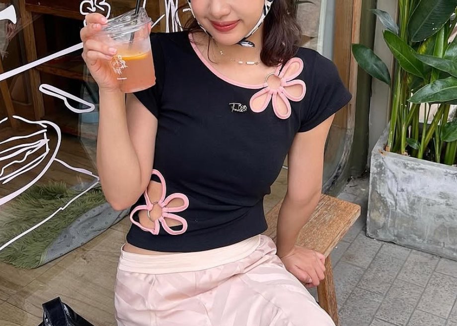 deermyly's tweet image. มาแนะนำเสื้อแบรนด์ไทยให้อีกคับบ ตัวนี้ค่ดจะน่ารัก🤏🏻 น้องมีดอกไม้น่ารักตรงเสื้อด้วย ใส่แล้วเก๋มากกกก เดี๋ยวแปะพิกัดร้านให้คับบ🌸🎀