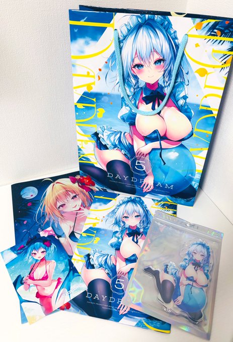 新刊セット全部届いた!
紙袋の発色綺麗だしアクスタでっかい!
紙袋の裏面は別のイラストです!