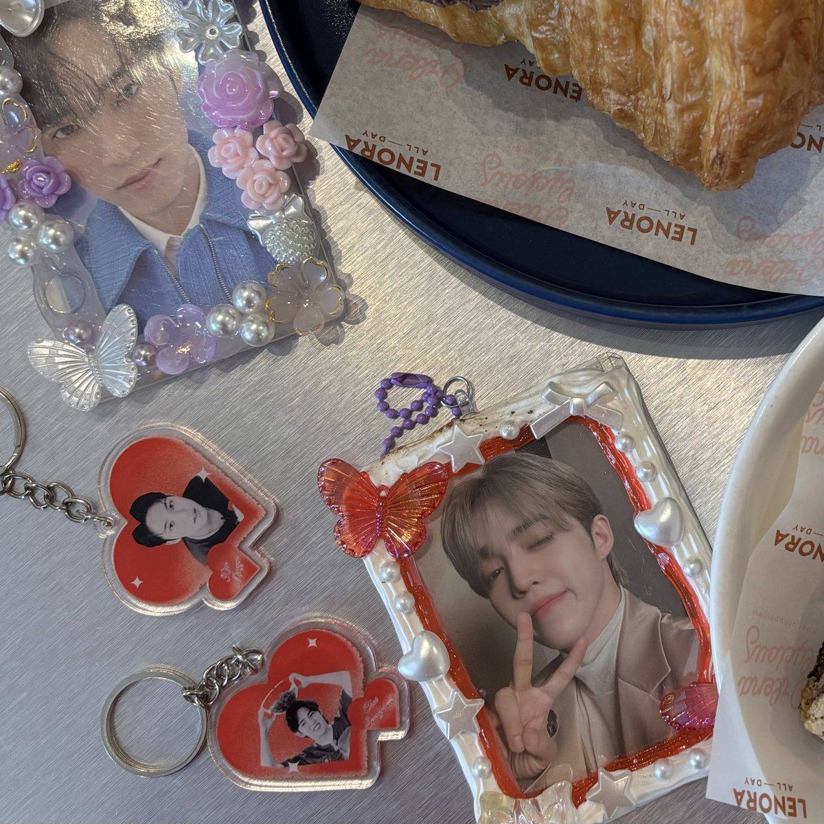 stuffsite's tweet photo. sells || @lalalistudio

Hi carats 💎🩷🩵
koleksi keychain kita ready stock nih!! tapi ga banyak huhu :( 
ofc kualitas punya kita HD banget!! 

lgsg co di toko 🍊: lalalistudio yaa!

follow tiktok &amp; ig kita untuk koleksi selanjutnyaa (will be drop soon) 

thank you caratdeul 🩷🩵 https://t.co/syaEX0Ol0z