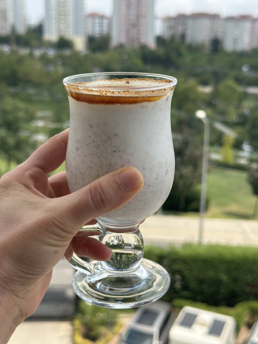 Dünyanın en uzun süre cerrahlık yapan, Guinness Rekorlar Kitabı’na giren ve 102 yaşında vefat eden doktorun;

Yaşayan Sıvı Tarifi:
Kefir, zeytinyağı,tarçın,bal
(Her gün bir bardak içiyorum)

“Prof.Dr.Fyodor Grigoryevich Uglov”