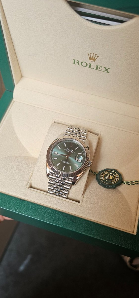 Habe mir einen weiteren Traum erfüllt - Die erste eigene Rolex 🙏

Vor 3 Jahren noch Broke aufm Boden in nem Abstellraum gepennt, weil meine Wohnung abgefackelt ist und ich kein Geld hatte mir irgendwas neues zu holen. Heute kann ich mir sowas kaufen und es fällt nichtmal