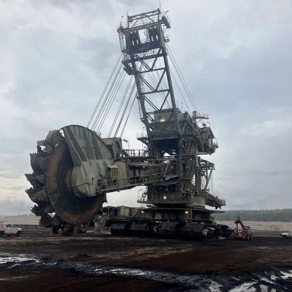 こいつが蠢くような音とサイレンっぽい音のテクノになりつつあるけどまだしっくり来ない。