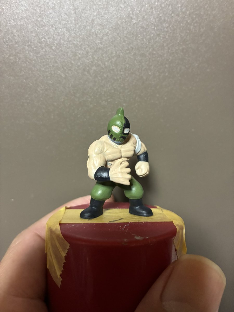 アタル兄さんのベース塗装完了。集中して塗ってたら汗が流れますが少しずつ進めます。