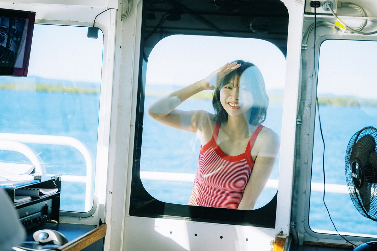 日向坂46富田鈴花、発売中の写真集より未公開ポストカードとパネル展示