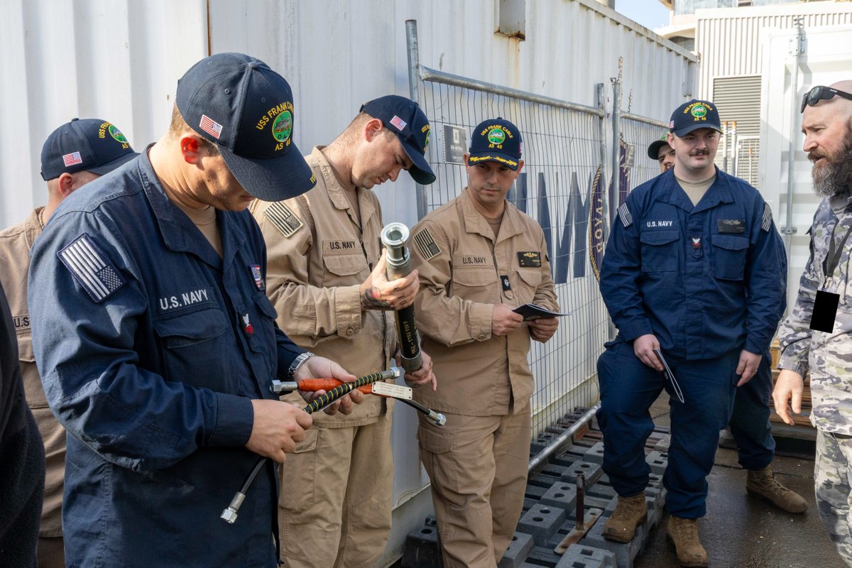 Sailors assigned to the forward-deployed submarine tender USS Frank Cable (AS 40) tour Fleet Support Unit South East at HMAS Kuttabul as part of Frank Cable’s scheduled port visit in Sydney, July 23. 

📸 by MC2 Andrew McPeek

#USNavy | #InternationalByDesign