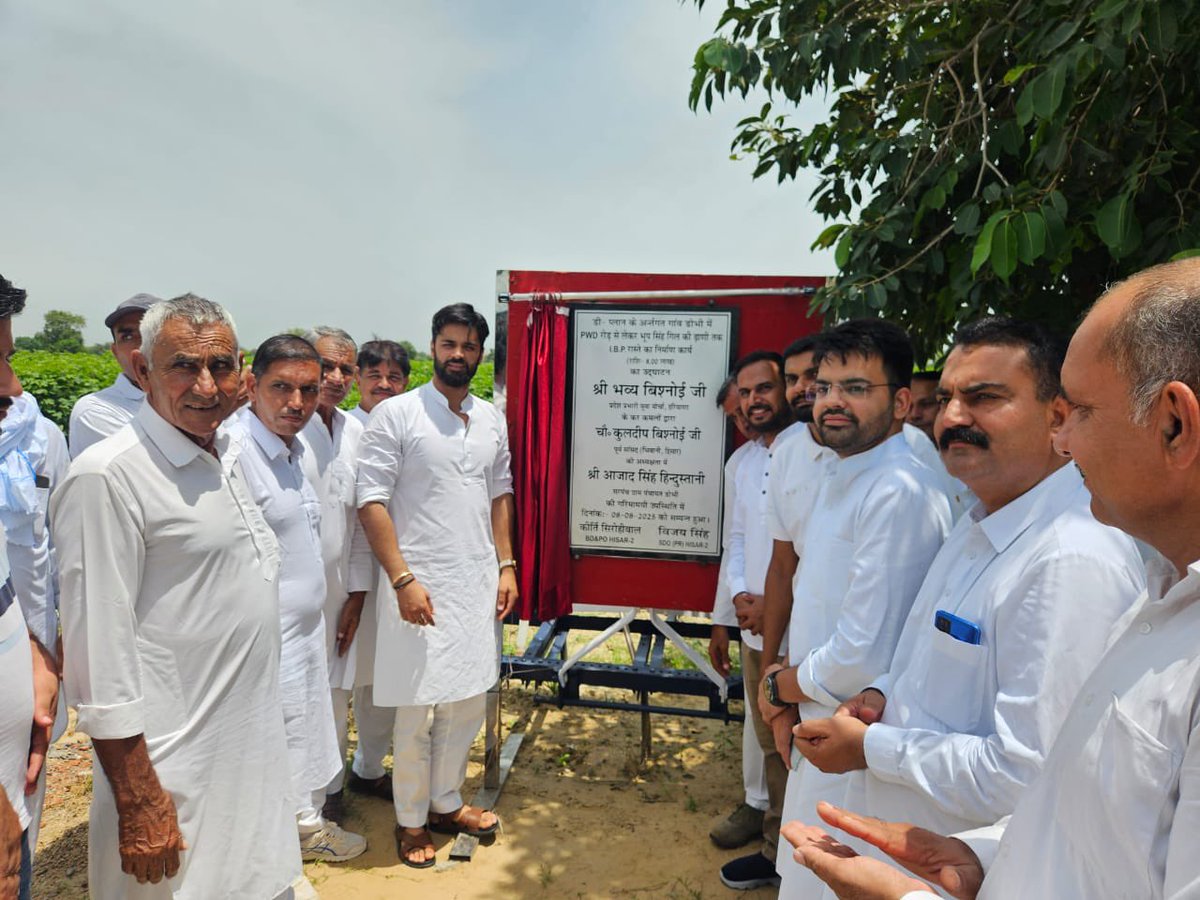 bbhavyabishnoi's tweet image. 1/3 #आदमपुर हलके में विकास कार्यों की कड़ी को आगे बढ़ाते हुए आज विभिन्न कार्यों का उद्घाटन किया। भाजपा व अन्य देशभक्तों द्वारा मनाए जा रहे 15 अगस्त आज़ादी महोत्सव उपलक्ष्य में आज डोभी गांव में कार्यकर्त्ताओं के साथ तिरंगा यात्रा में भाग लिया। अपनों के सुख दुःख में शिरकत की।…