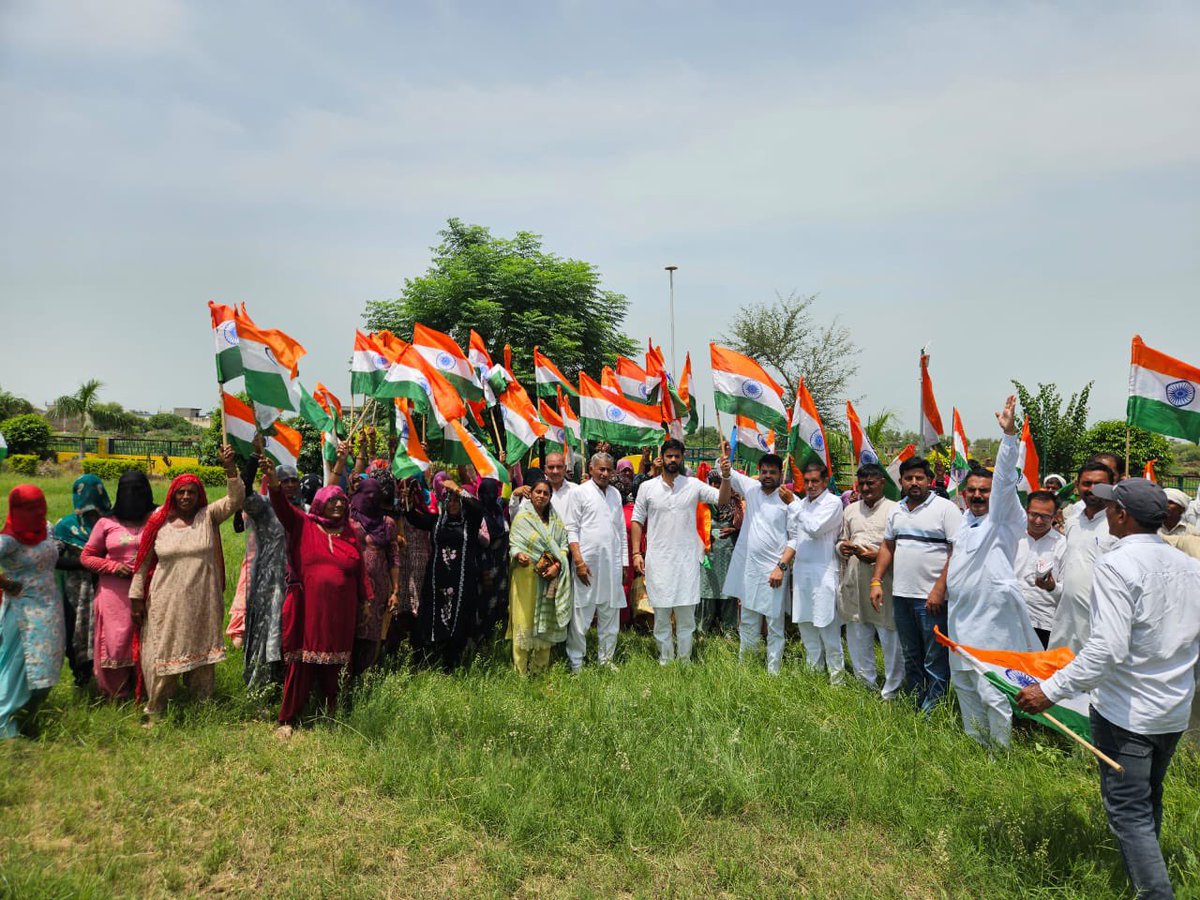 bbhavyabishnoi's tweet image. 1/3 #आदमपुर हलके में विकास कार्यों की कड़ी को आगे बढ़ाते हुए आज विभिन्न कार्यों का उद्घाटन किया। भाजपा व अन्य देशभक्तों द्वारा मनाए जा रहे 15 अगस्त आज़ादी महोत्सव उपलक्ष्य में आज डोभी गांव में कार्यकर्त्ताओं के साथ तिरंगा यात्रा में भाग लिया। अपनों के सुख दुःख में शिरकत की।…