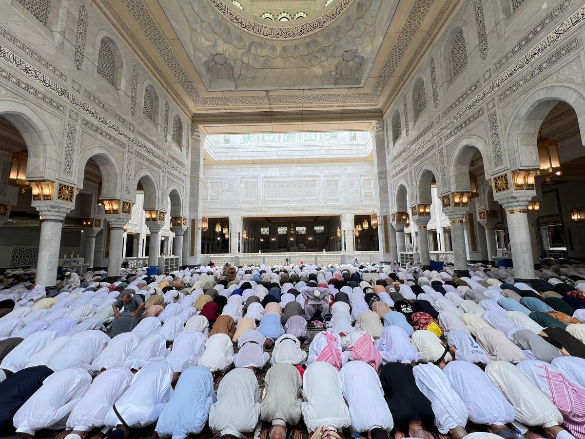 #صور
 جموع المصلين في #المسجد_الحرام
يؤدون صلاة #الجمعة
وسط منظومة متكاملة من الخدمات
.
#إمارة_مكة