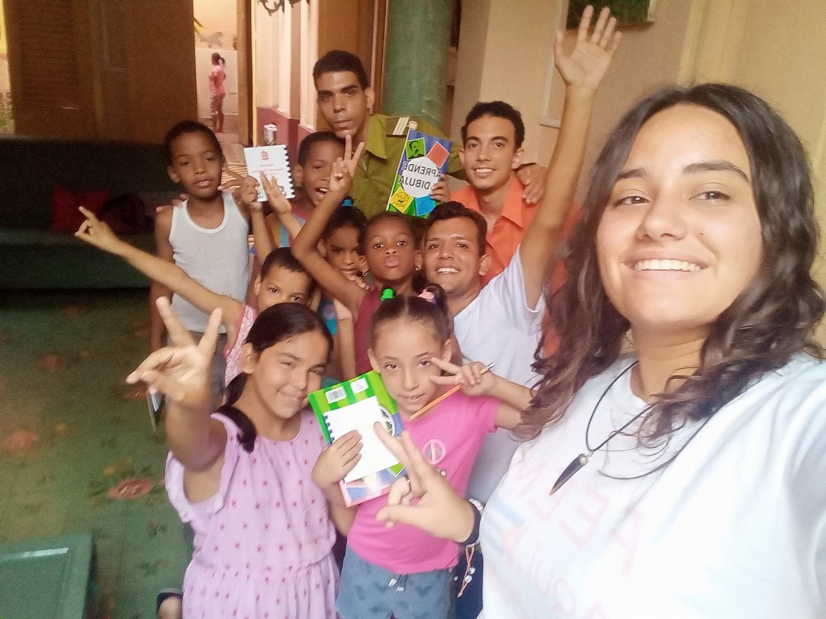 UJCVC1's tweet photo. 😁❤️| ¡#PorUnaSonrisa, te regalo mi cariño!

🌹 El #MJMCuba en Villa Clara 🇨🇺 realiza la activación de este hermoso proyecto en el cuál desborda la felicidad 💙 y la alegría.

#MJMVillaClara #EnJulioComoEnEnero #SiempreJoven https://t.co/K6LltV2vKe