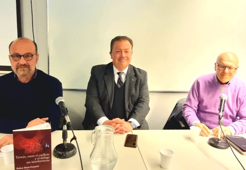 📚 Ayer participé como comentarista en la presentación del libro "Taiwán entre el conflicto y el dialogo sin interferencias" de Rubén Diario Guzzetti.
✔️Junto al autor y <a href="/MFRodriguez14/">Marcelo Fabián Rodriguez</a> hablamos de la obra y la centralidad en la geopolitica de los lazos a través del Estrecho.