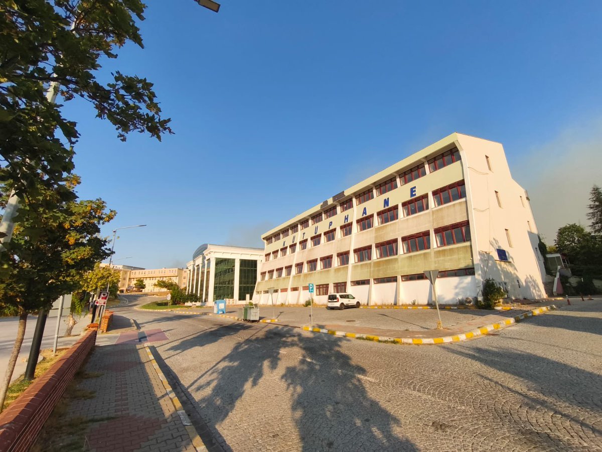 📢 Bilgilendirme

Çanakkale Onsekiz Mart Üniversitesi Terzioğlu Kampüsü çevresinde süren orman yangınına karşı tüm tedbirler hızla devreye alındı. 🔥🚒
Saat 19.30 itibariyle kampüs içerisinde herhangi bir bina yangından zarar görmedi. 🏫✅
Çalışmalar titizlikle devam ediyor. 💪🌿